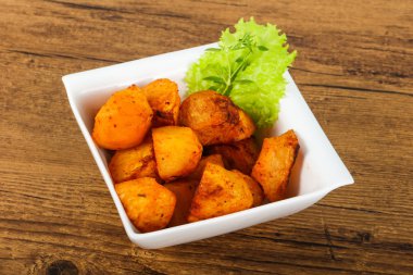 Otlu fırında patates.