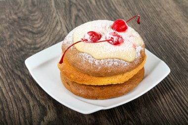 Tatlı krep kiraz ile