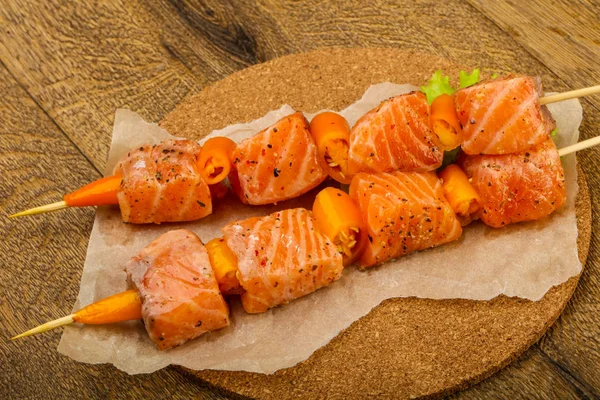 Çiğ somon şişleri