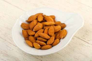 Kabın içinde olgunlaşmış badem