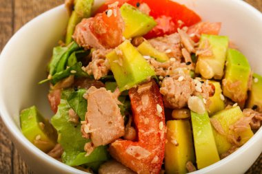 Ton balığı ve Avokado salatası