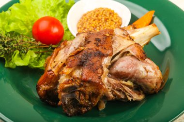 Kavrulmuş domuz diz