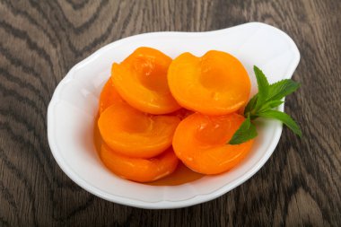 Tatlı konserve kayısı