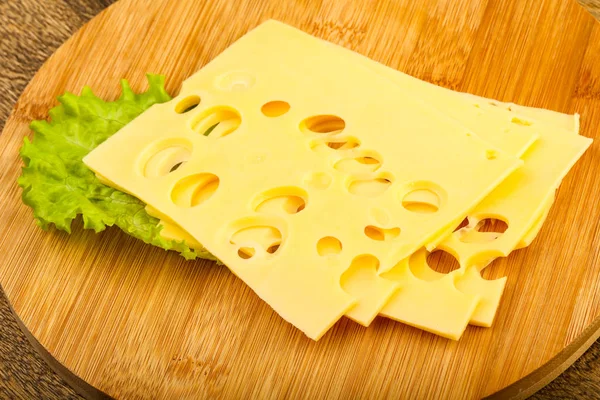 Lezzetli dilimlenmiş peynir — Stok fotoğraf
