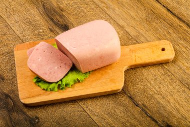 Jambon salata yaprakları üzerinde