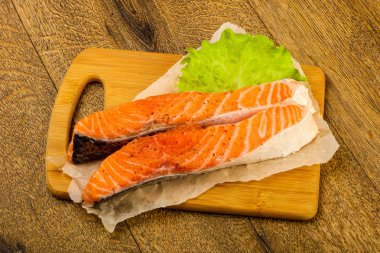Çiğ somon dilimleri