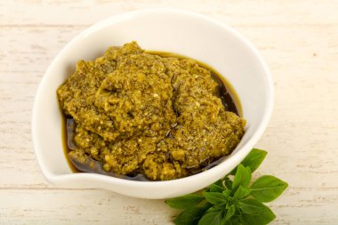 Pesto sos kabın içinde