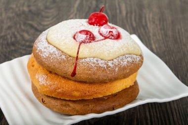 Kiraz ile lezzetli gözleme