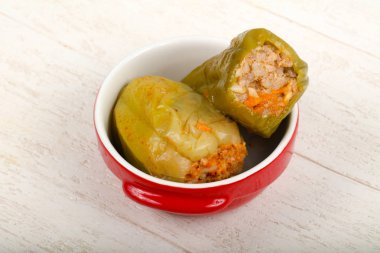 Kabın içinde biber dolması