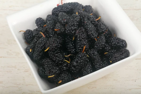 Schwarze Maulbeere in der Schüssel — Stockfoto