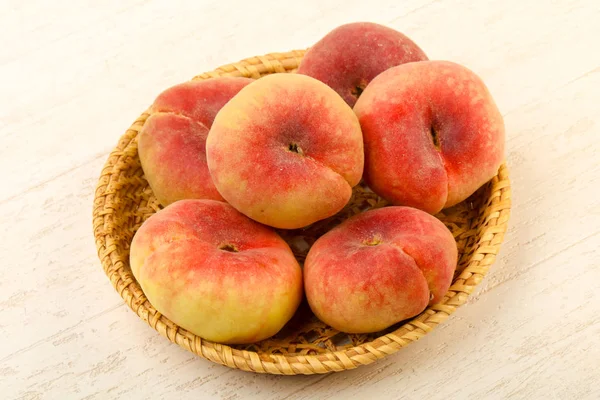 Olgun tatlı şeftali