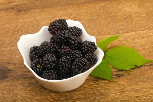 Reife Brombeeren in der Schüssel — Stockfoto