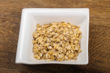 Kabın içinde çiğ yulaf ezmesi