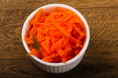 Kabın içinde rendelenmiş havuç