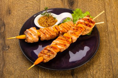 Izgara somon şişleri