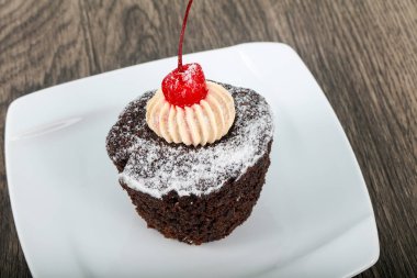 Tatlı kek kiraz ile