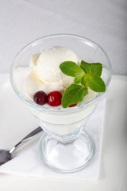 Bardakta tatlı dondurma.