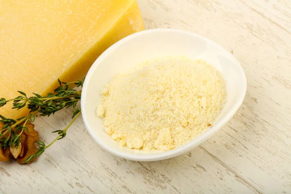 Сиру пармезан, тертого сиру — стокове фото