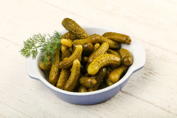 Pepinos en escabeche en el tazón —  Fotos de Stock