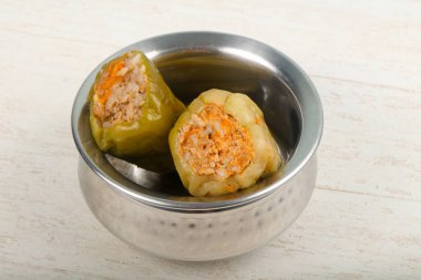 Kabın içinde biber dolması