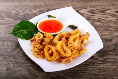 Kızarmış kalamar halkaları