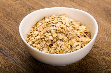 Kabın içinde çiğ yulaf ezmesi