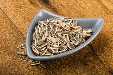 Kabın içinde ayçiçeği tohumu