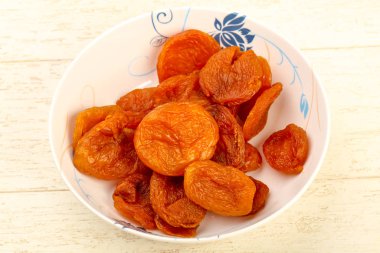 Kasede kurutulmuş kayısı.