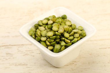 yeşil bezelyeler kasede