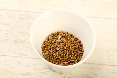 Kabın içinde kişniş tohumu