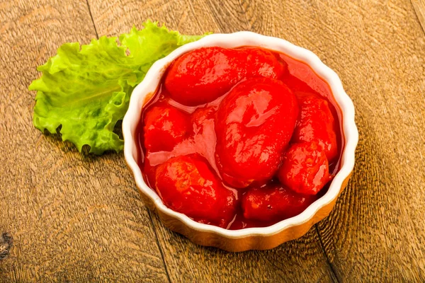 Gepelde tomaten in de kom — Stockfoto