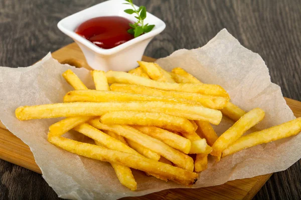 Ketçaplı patates kızartması.