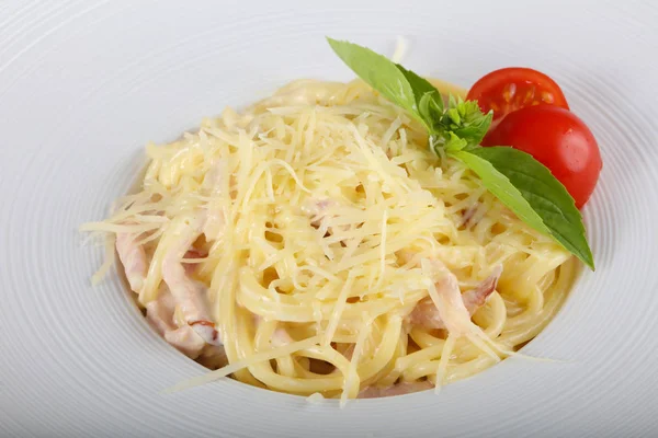 Pasta Carbonara serveras basilika blad — Stockfoto