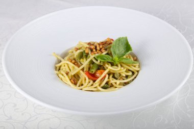 Vejetaryen makarna ile yeşil fasulye