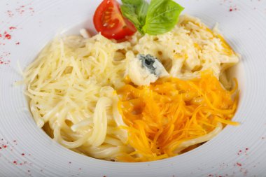 Makarna dört peynir fesleğen hizmet