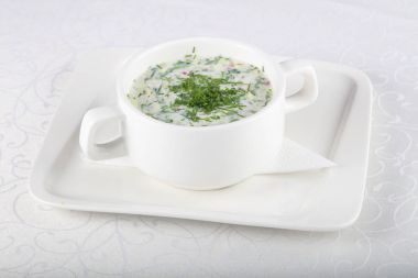 Okroshka çorbası dereotu ile