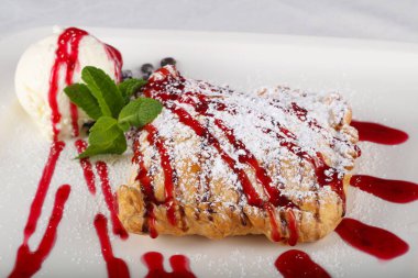 Strudel dondurma ile