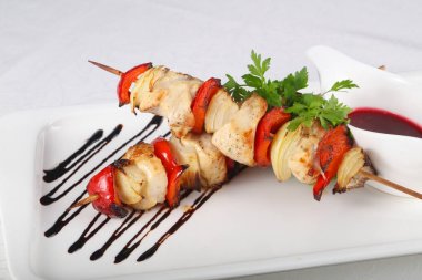 Sebzeli tavuk şişi.