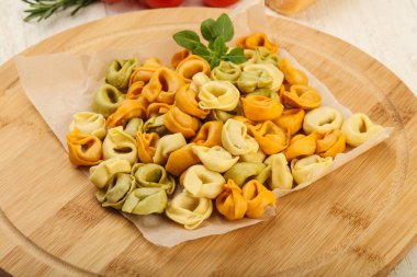 Ahşap tahta üzerinde ham tortellini
