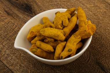 Tumeric kökü kabın içinde