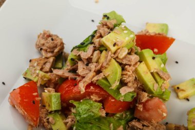Ton balığı ve Avokado salatası