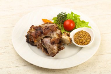 Kavrulmuş domuz diz