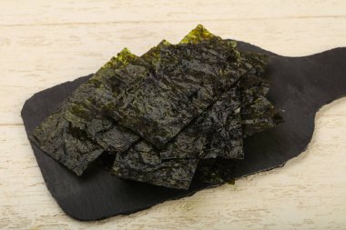 Nori yaprak ahşap arka plan üzerinde