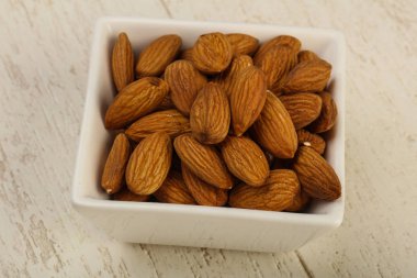 Kabın içinde etkili badem