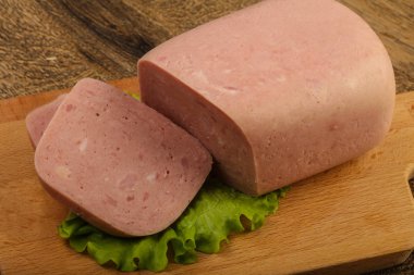 Lezzetli dilimlenmiş jambon sosis