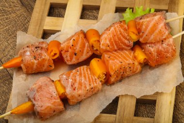 Çiğ somon şişleri