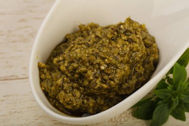 Fesleğenli pesto sos bırakır 