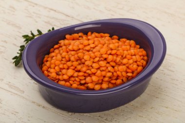 Kabın içinde portakal mercimek