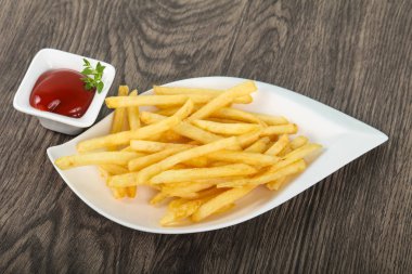 Domates ve ketçaplı patates kızartması.