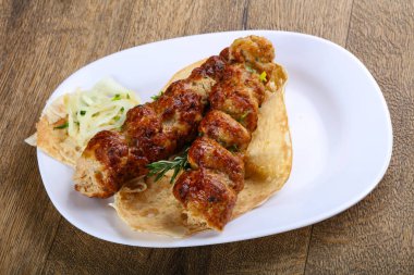 Tavuk kebabı soğan ile